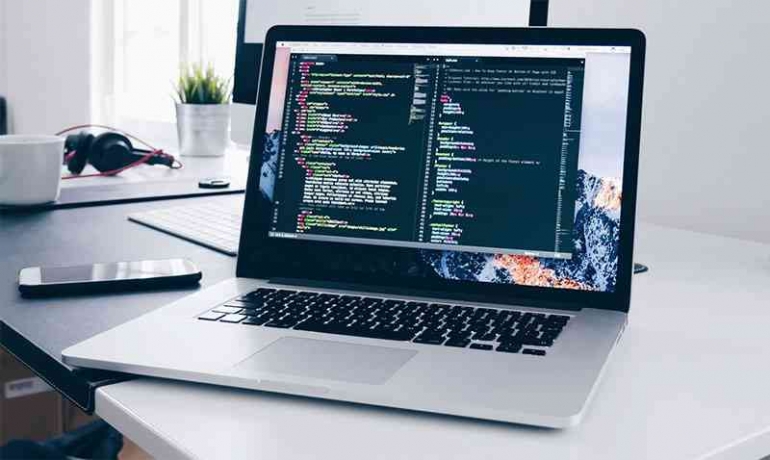 Ilustrasi belajar pemrograman menggunakan laptop. Sumber foto: codingdojo.com