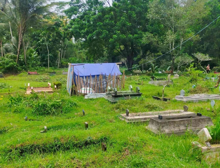 Tampak Tenda di Tengah area Pemakaman (Hamim Thohari Majdi)