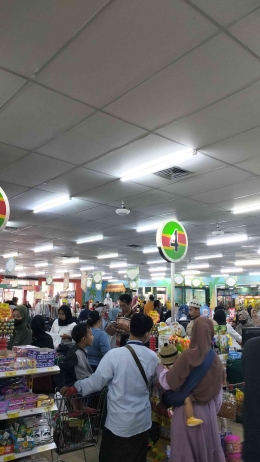 Hiruk-pikuk aktivitas masyarakat di sebuah pusat perbelanjaan yang ada di Kecamatan Kadipaten Kabupaten Majalengka, Minggu 10/03/2024 (dok. MI)