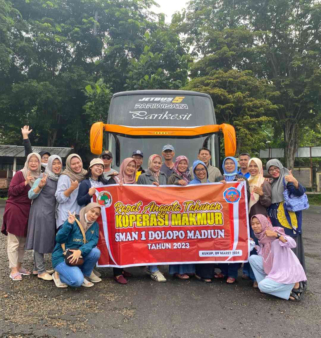 Anggota koperasi Makmur, Guru SMAN Dolopo Munggahan dengan mengadakan wisata ke Pantai Kukup (dokpri)