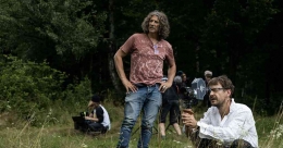 Jonathan Glazer (berkacak pinggang) saat di lokasi syuting The Zone of Interest/doc. Screen Daily