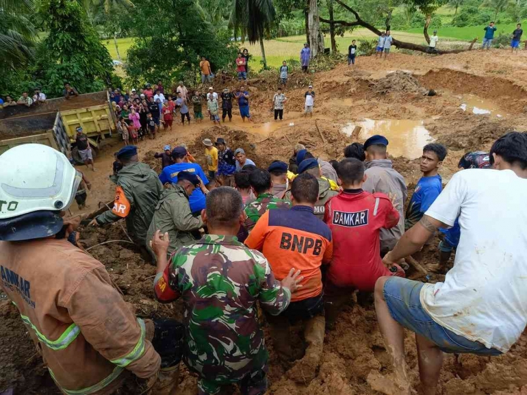 Proses evakuasi korban longsor di Kabupaten Padang Pariaman, Sumbar (Sumber BPBD PADANG PARIAMAN via Kompas.id)
