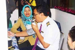 Pilot sedang melakukan tes kesehatan sebelum terbang (sumber : health.grid.id )