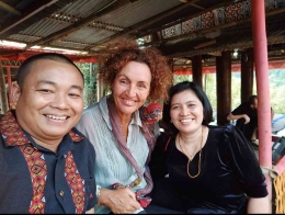 Bersama turis asal Belanda (tengah) pada salah satu acara kedukaan di Tana Toraja. Sumber: dokumentasi pribadi