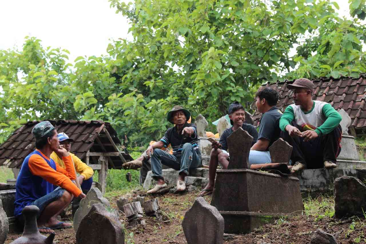 canda tawa masyarakat ketika sedang istirahat (Foto Pribadi)