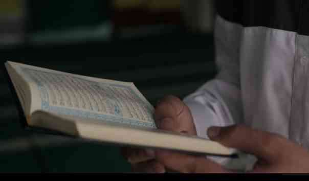 Ilustrasi membaca Al-Qur'an pasca sahur. (Sumber: Masjid Pogung Dalangan/Unsplash via Kompas.com)