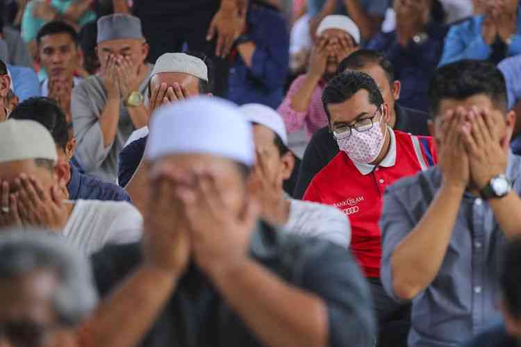 Ilustrasi shalat berjamaah di masjid. (FAZRY ISMAIL/EPA-EFE via Kompas.com)