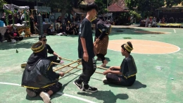Permainan tradisional lompat bambu ditampilkan oleh siswa pada display kirab budaya di MTsN 6 Bantul. (dok.put)