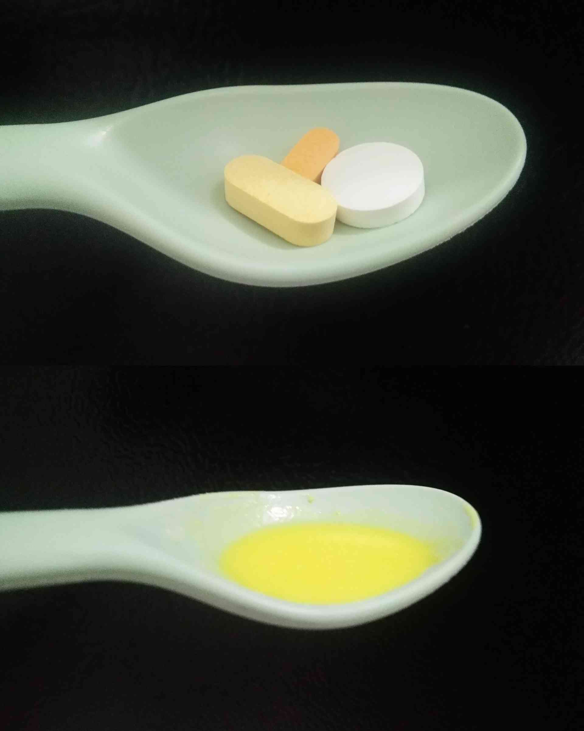 Salah satu ikhtiar ketika sakit, minum obat dari Bu Dokter. Gambar atas obat saya, bawah obat si kecil. (Dokumentasi pribadi