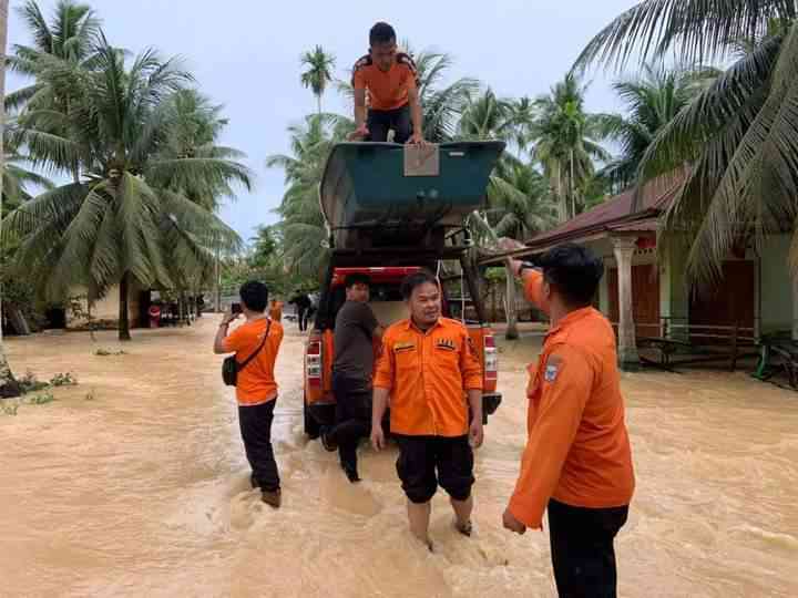 Petugas BPBD Padang Pariaman tengah melakukan evakuasi masyarakat terdampak banjir di Ulakan Tapakis. (foto dokpri)