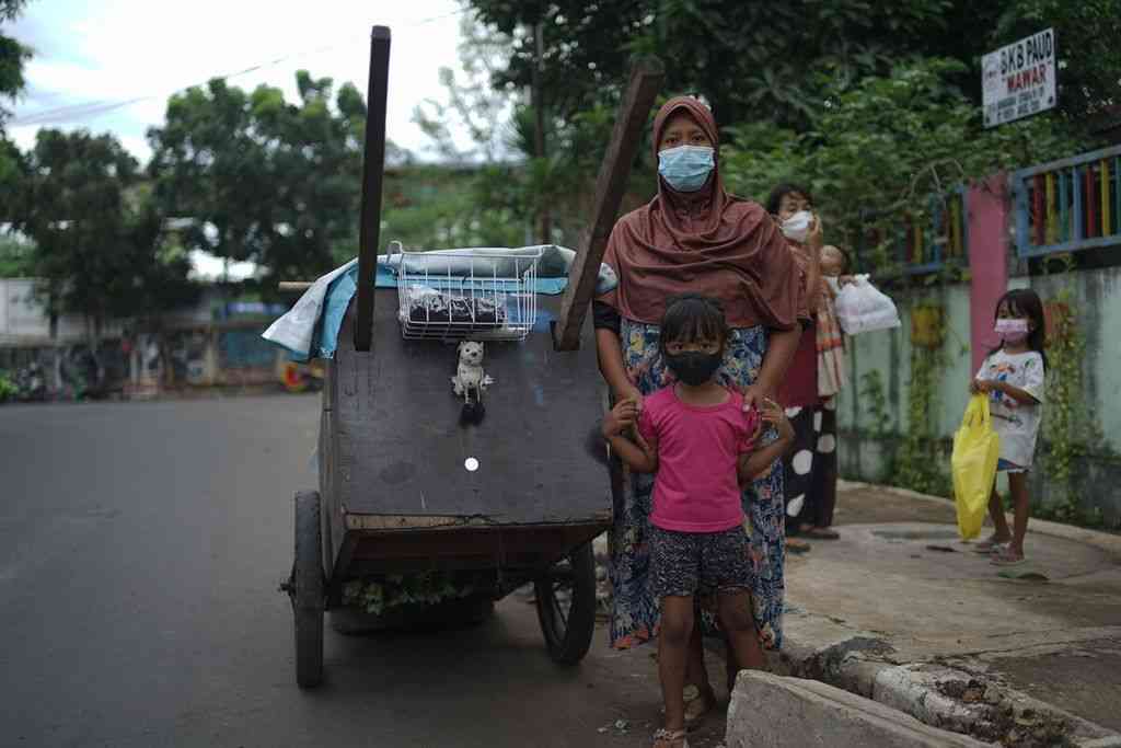 Meningkatkan kepekaan sosial dan berbagi kepada yang membutuhkan selama Ramadhan. (KOMPAS/SATRIO PANGARSO WISANGGENI)