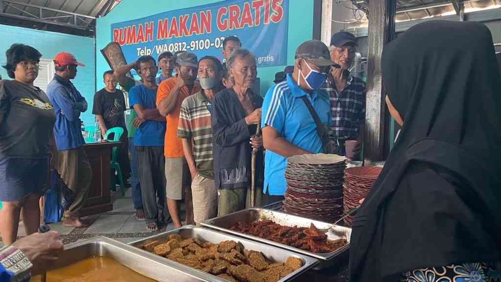 Rumah Makan Gratis Aditya Prayoga. (Sumber: KOMPAS/ATIEK ISHLAHIYAH AL HAMASY )