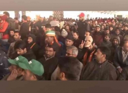 Masyarakat Jammu dan Kashmir sedang menghadiri sebuah acara kunjungan Perdana Menteri Narendra Modi di Stadion Bakshi, Srinagar. | Sumber: JanamOnline