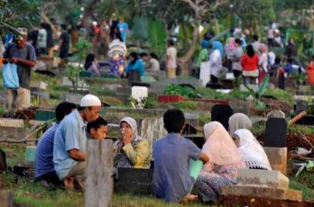 Ziarah kubur, satu cara untuk mengingat kematian , sumber gambar: Tebuireng Online