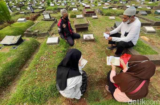 Mendoakan ahli kubur saat ziarah, sumber gambar: detikcom