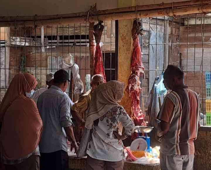 Masyarakat kec. Indrajaya sedang membeli daging di pasar Calue/Dokpri
