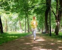 Jogging dan jalan cepat dapat menjadi pilihan olahraga saat puasa. Foto: pexels.com/Ron Lach