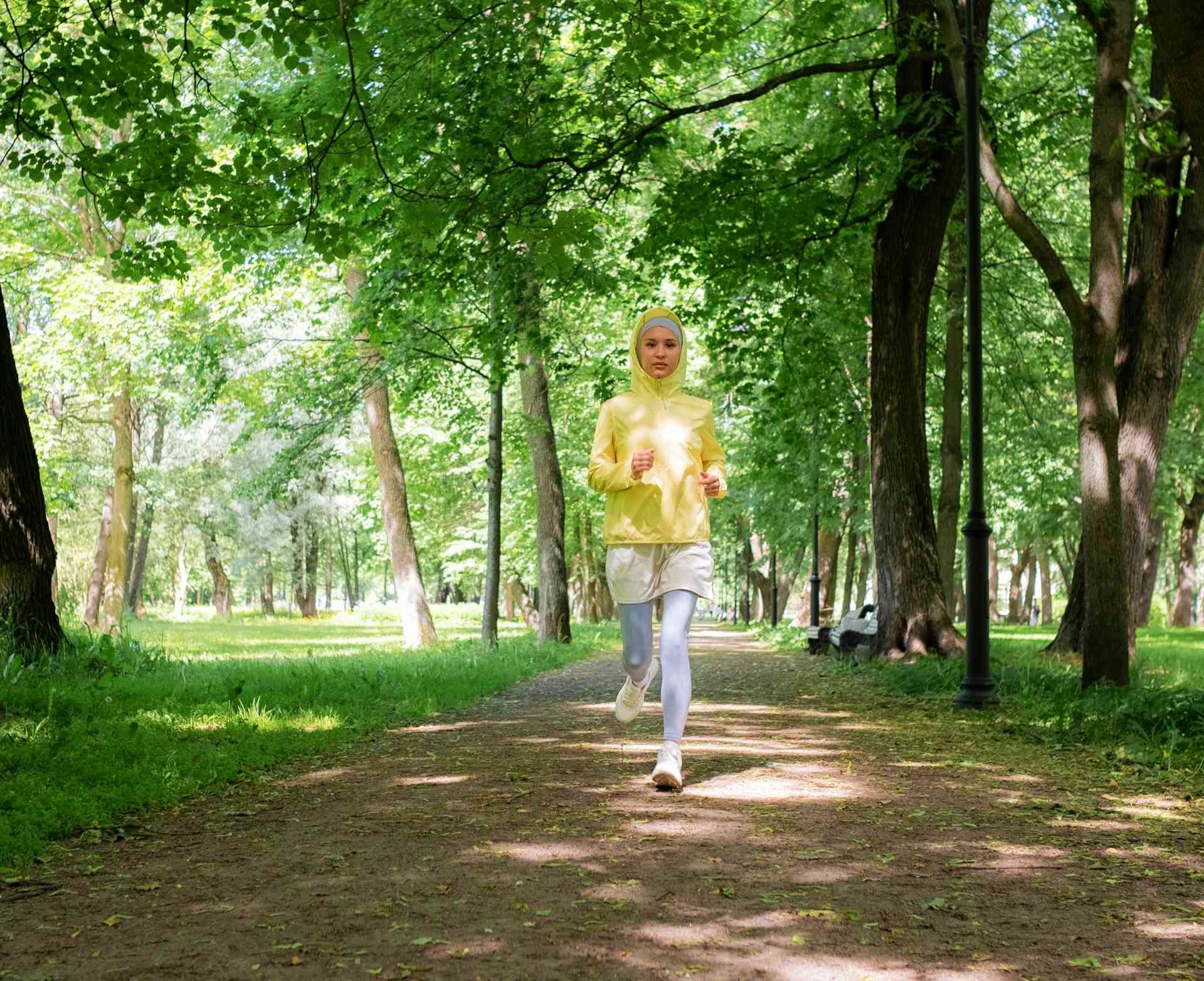 Jogging dan jalan cepat dapat menjadi pilihan olahraga saat puasa. Foto: pexels.com/Ron Lach