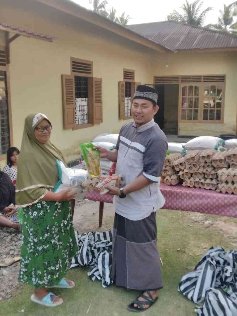 Ilham Tuanku Sidi menyerahkan bantuan Syauqi, berupa paket sembako kepada masyarakat terdampak banjir di Ulakan. (foto dokpri)