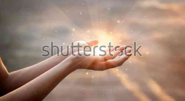 Ilustrasi Orang Bersyukur: Sumber gambarhttps://www.shutterstock.com/id/image-photo/woman-hands-praying-blessing-god-on-1063994864