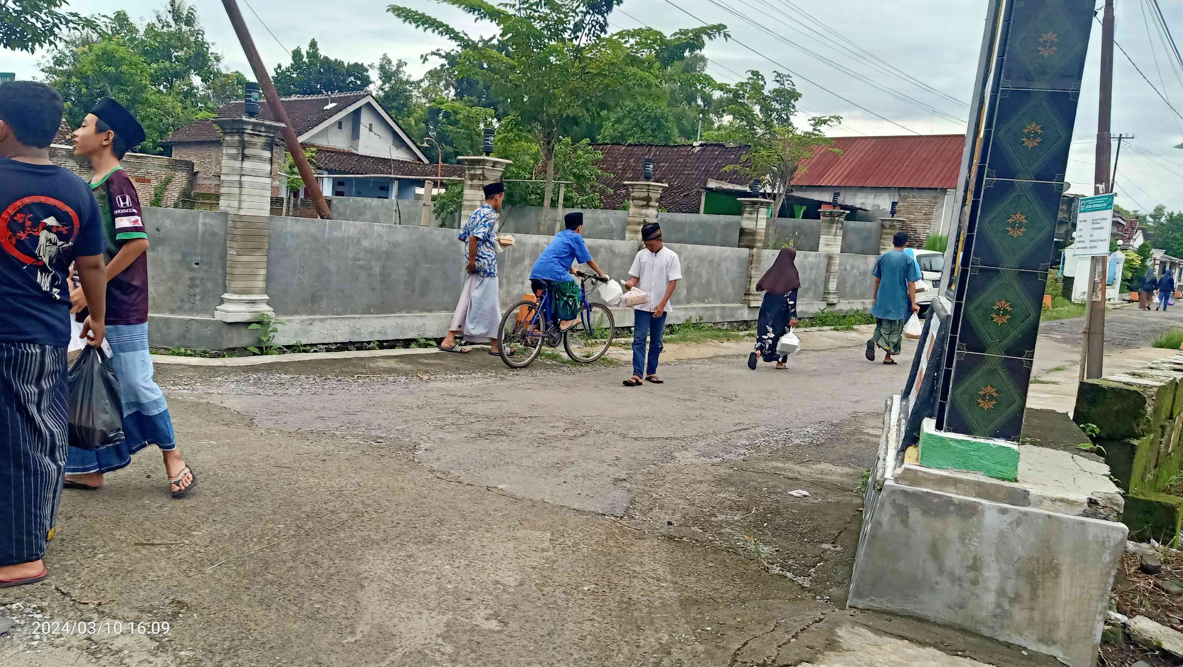 Selesai kenduri, warga membawa pulang lagi nasi berkat. Foto dokpri