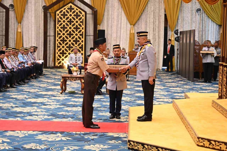 Kak Ahmad Rusdi menerima penghargaan Pingat Perkhidmatan Gemilang dari Yang di-Pertua Negeri Melaka. (Foto: PPM)