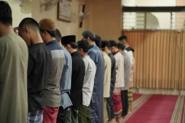Cinta tak sampai: puisi cinta bulan ramadan - Atanshoo (Masjid Pogung Raya on Unsplash)