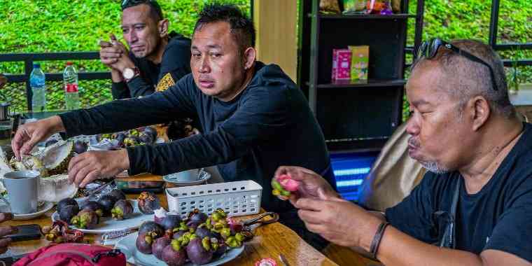 Makan bersama dalam acara Munggahan Ride. (Kangmox)