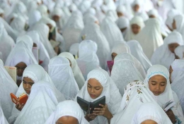 Target khatam membaca Al-Qur'an selama Ramadhan. (AFP/RAHMAD SURYADI via Kompas.com)