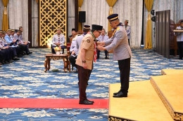 Kak Berthold Sinaulan menerima penghargaan Pingat Perkhidmatan Gemilang dari Yang di-Pertua Negeri Melaka. (Foto: PPM)