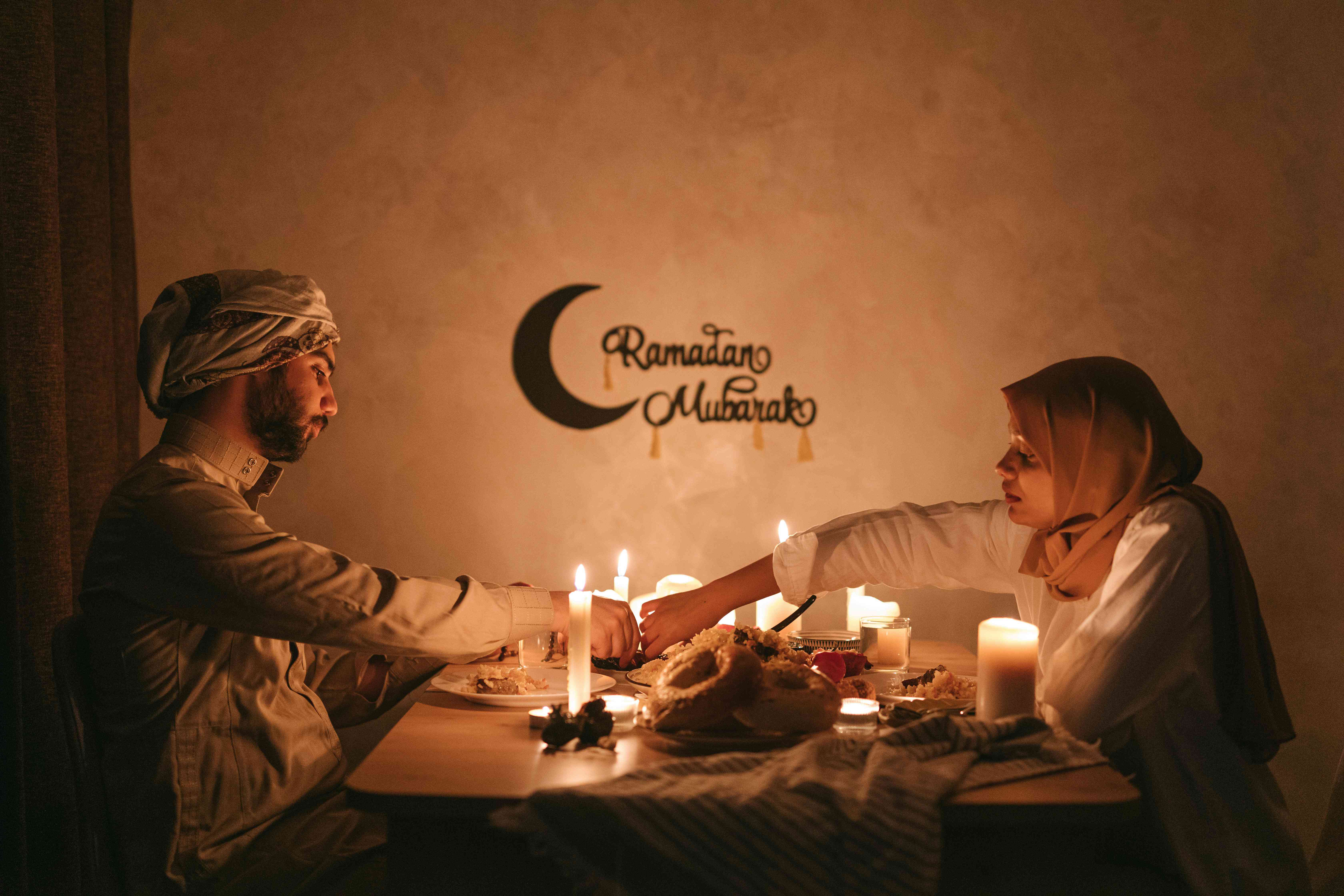 Ilustrasi orang buka puasa Ramadan (Thirdman/pexels.com)
