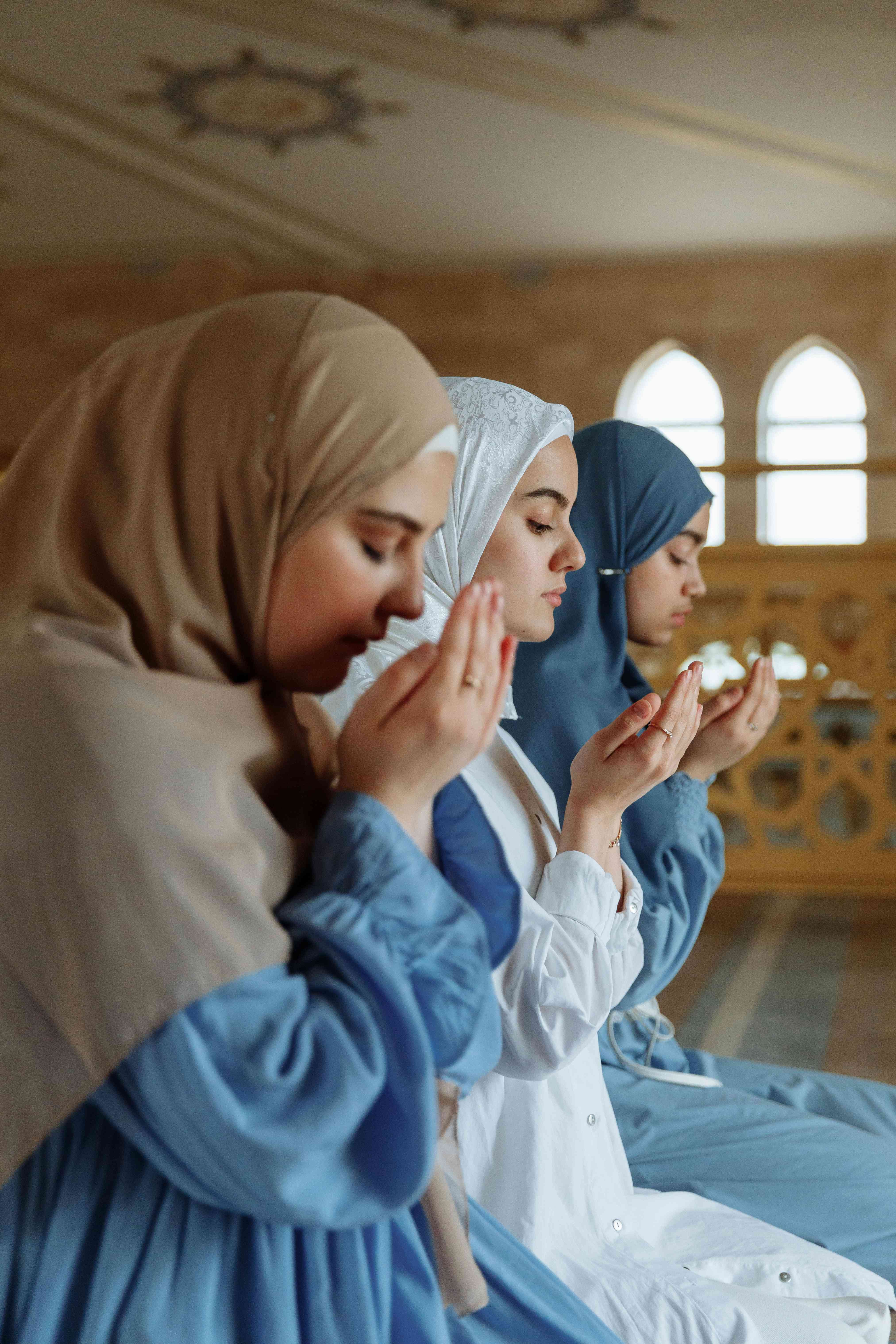  sumber gambar : Photo by Thirdman: https://www.pexels.com/photo/women-praying-together-8488997/ 