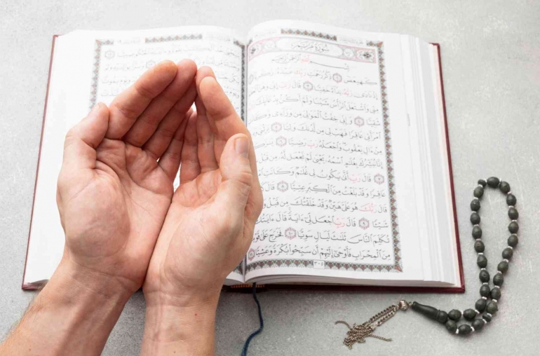 Membaca Al-Quran selama Ramadan | freepik.com