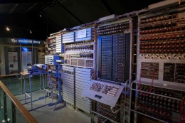 Komputer Colossus, salah satu komputer elektronik pertama di dunia. (sumber: Vodafone)