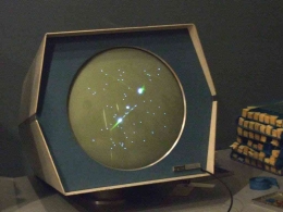 Spacewar, video game digital pertama yang diciptakan Steve Russell pada tahun 1962. (sumber: ThoughtCo)