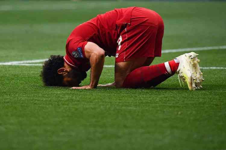 Mohamed Salah melakukan selebrasi sujud usai cetak gol penalti pada laga Tottenham Vs Liverpool (1/6/2019).(AFP/GABRIEL BOUYS) via kompas.com