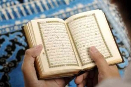 Selesai menulis artikel, tadarus Al-Qur'an jelang berbuka puasa. (Shutterstock via Kompas.com)