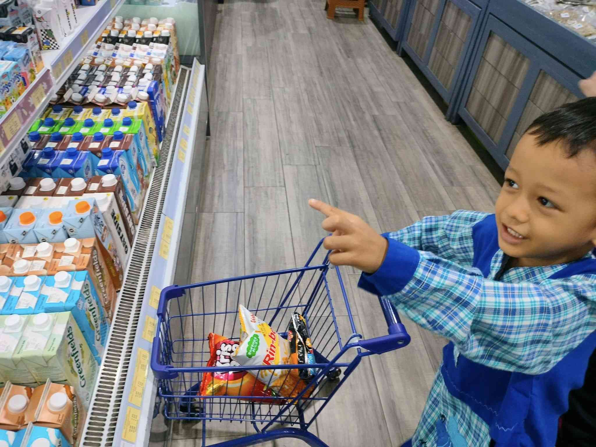 Libatkan anak untuk memilih jajanan dan makanan untuk menu sahur dan berbuka puasa. | Foto Dokumentasi Pribadi.