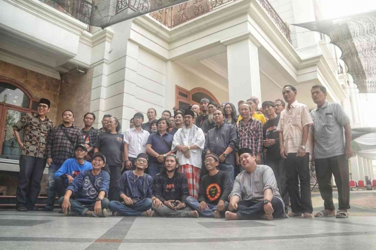 Lingkungan penulis di bidang keagamaan Majelis Dzikir TQN Benteng Suryalaya - Surabaya (Dokumentasi pribadi)