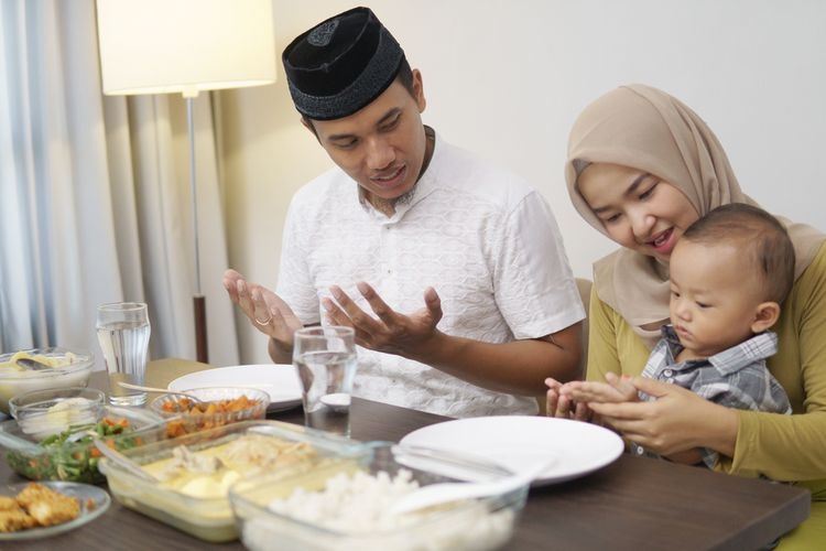 Ilustrasi berbuka puasa bersama anak. (Sumber: Shutterstock via kompas.com) 