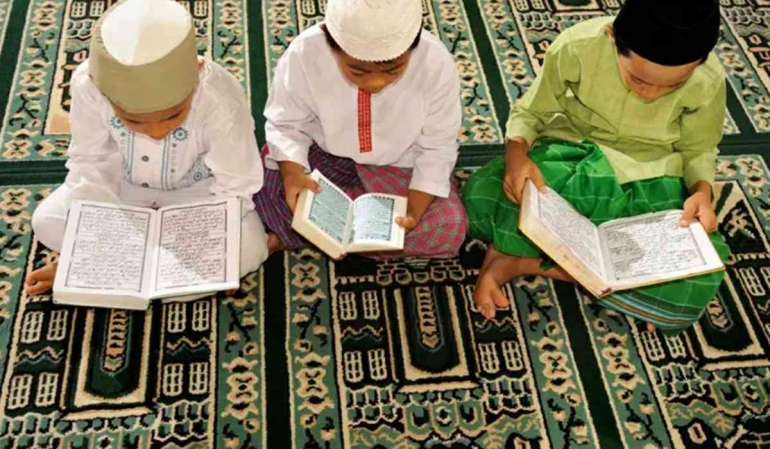 Ilustrasi tiga anak laki-laki sedang tadarus Al-Qur'an (Sumber: sumeks.disway.id)
