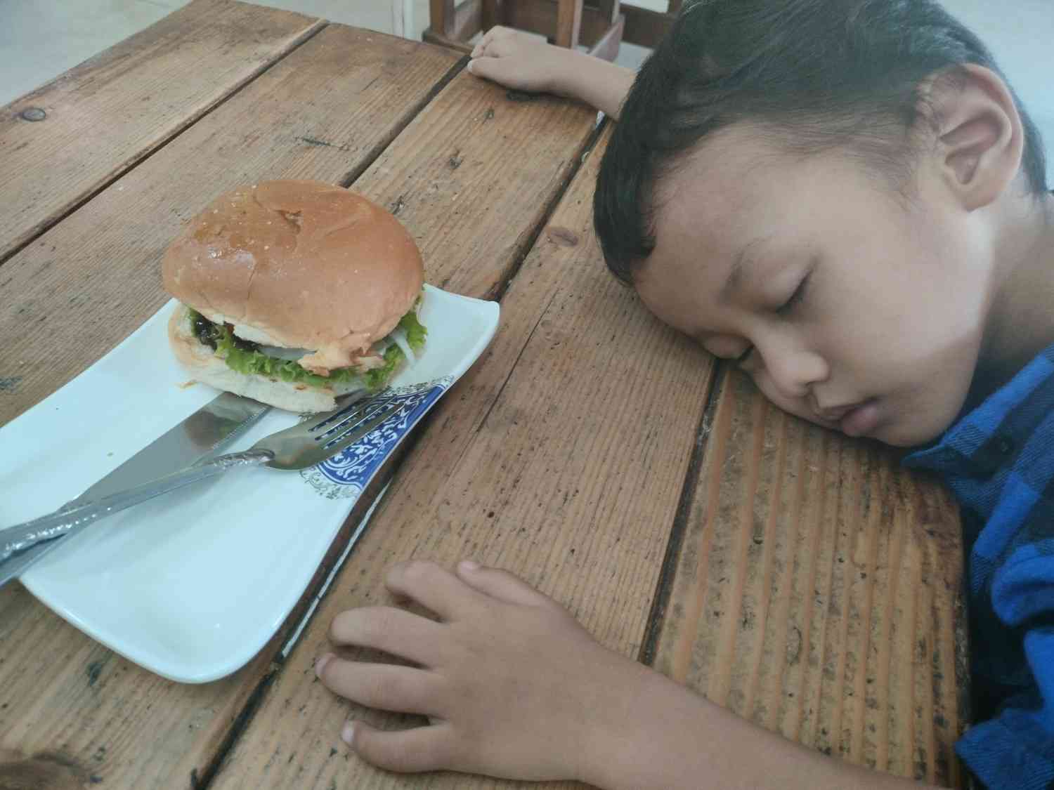 Saat sahur jangan sampai begini, atur waktu tidur anak. | Foto Dokumentasi Pribadi.