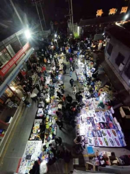 Pasar malam Panjiayuan. Pic by Bd