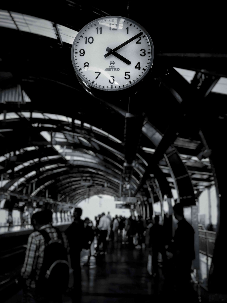 Ilustrasi manusia berpacu dengan waktu (sumber: pexels.com/Amit-Pal)
