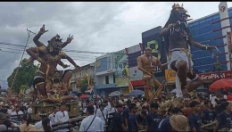 Parade ogoh-ogoh di Kota Mataram yang diselenggarakan umat Hindu berlangsung meriah, Minggu, 10/3/2024. (Sumber: TRIBUNLOMBOK.COM/LAELATUNNI'A)