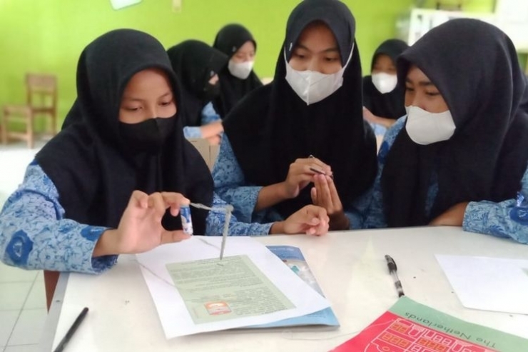 Siswi sedang melakukan kerja kelompok di kelas. (Dok Tanoto Foundation via Kompas.com)