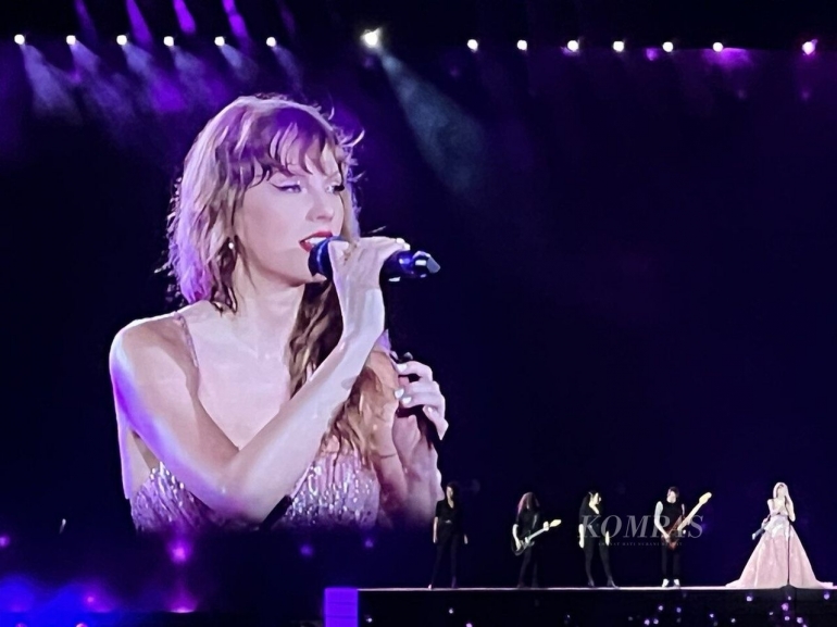 Taylor Swift tampil dalam The Eras Tour di National Stadium, Singapura, Senin (4/3/2024). (Tim Medsos KOMPAS/Jordy Prayoga)