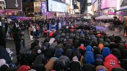Ratusan muslim New York shalat tarawih di Times Square. (Dok. AP/Yuki Iwamura)
