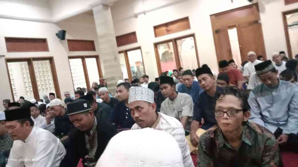 Jamaah Sholat isya dan tarawih/dok. pri