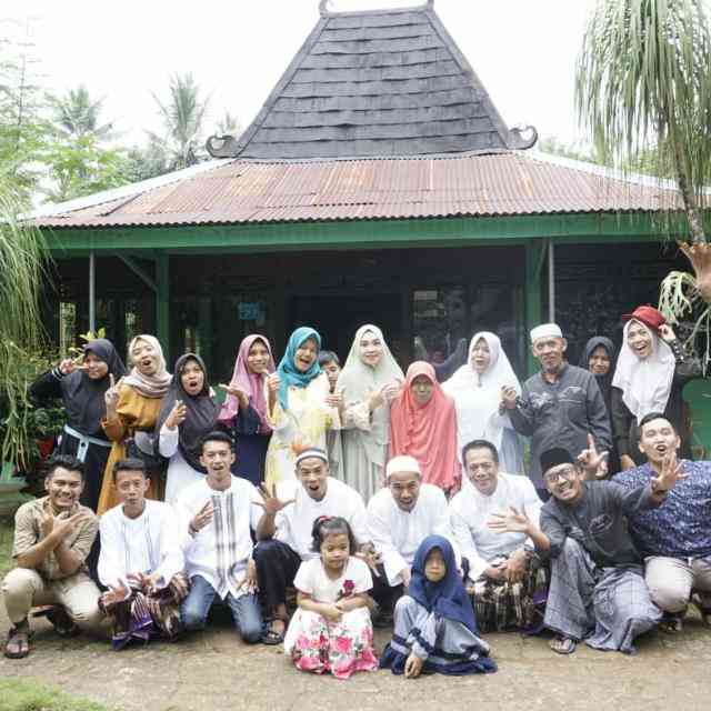 Bersama Eyang Sodriyah di Depan Rumah Joglonya (Dok Pribadi)